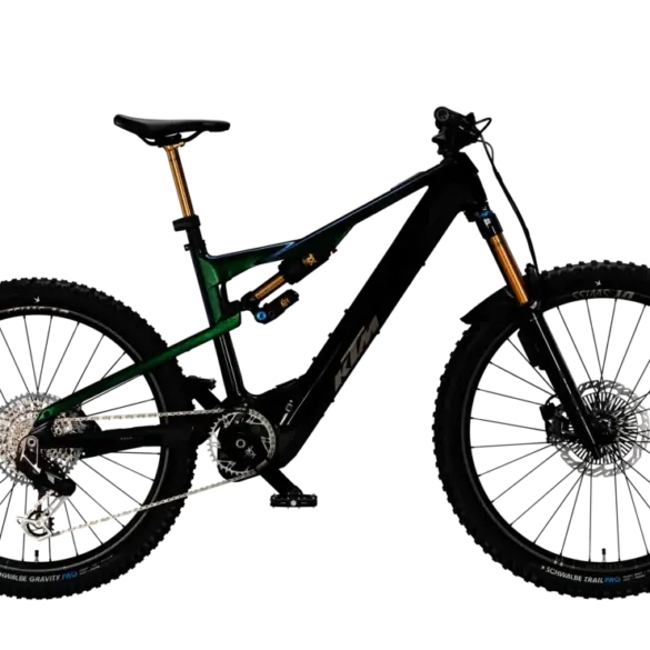Seitenansicht eines schwarzen KTM MACINA KAPOHO EXONIC CX-R Elektro-Mountainbikes mit grünen Akzenten am Rahmen und goldfarbener Federgabel.