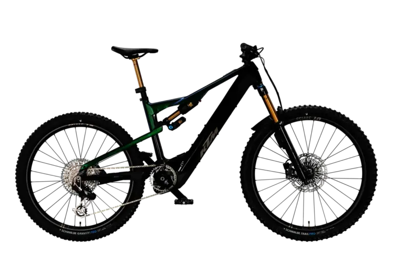 Seitenansicht eines schwarzen KTM MACINA KAPOHO EXONIC CX-R Elektro-Mountainbikes mit grünen Akzenten am Rahmen und goldfarbener Federgabel.