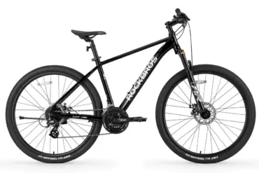 Seitenansicht eines schwarzen ROCKBROS MT200 27.5E Hardtail Mountainbikes vor weißem Hintergrund.