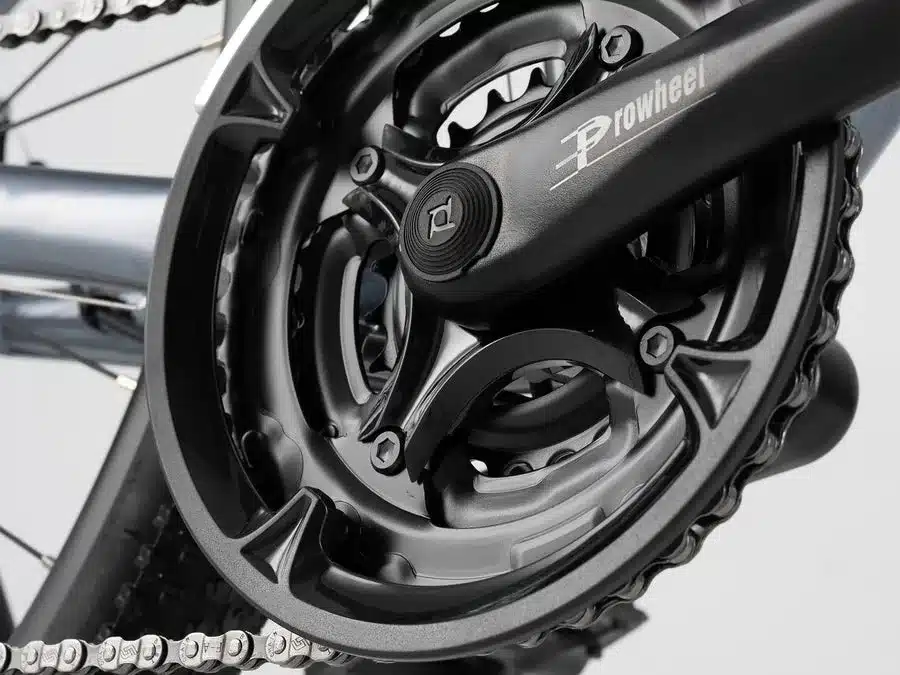 Nahaufnahme einer schwarzen Prowheel Aluminium-Kurbelgarnitur mit drei Kettenblättern und einer Fahrradkette.