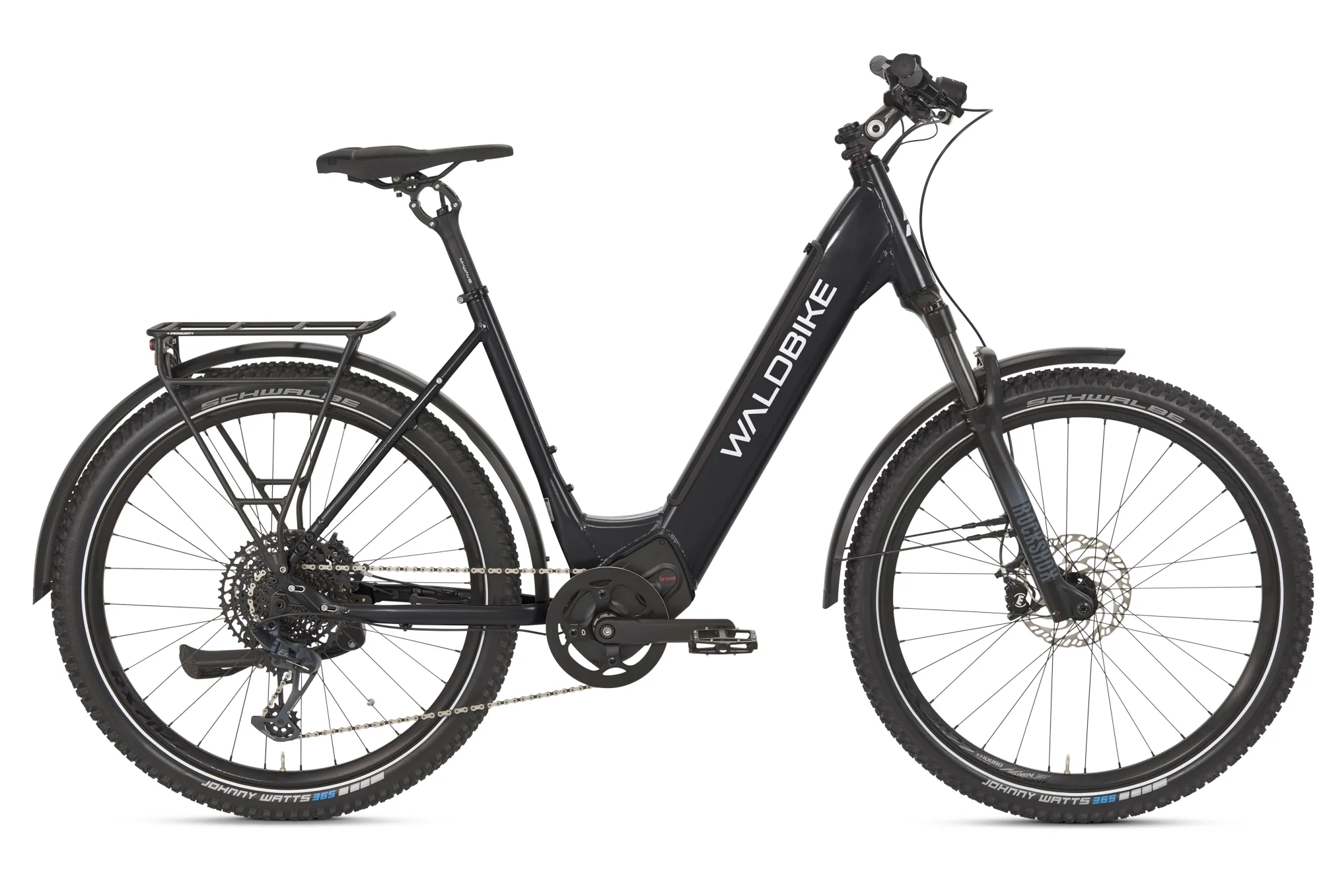 Schwarz lackiertes Waldbike Tilia E-Trekkingbike mit Gepäckträger und Federgabel, präsentiert vor weißem Hintergrund.