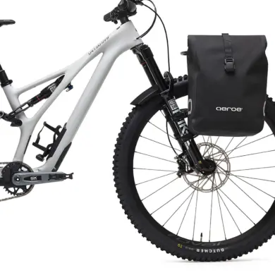 Aeroe Urban Pannier Bag, eine schwarze, wasserdichte Fahrradtasche, ist an der Vorderseite eines Mountainbikes montiert.