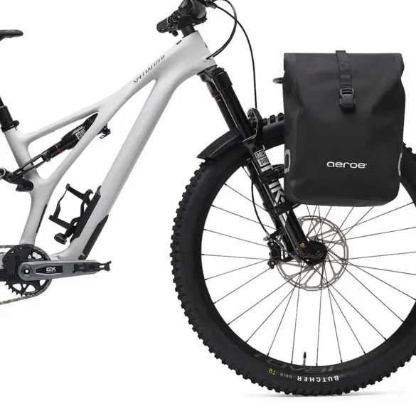 Aeroe Urban Pannier Bag, eine schwarze, wasserdichte Fahrradtasche, ist an der Vorderseite eines Mountainbikes montiert.