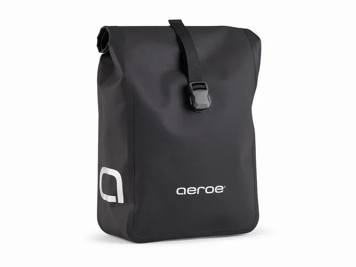 Schwarze Aeroe Urban Pannier Bag Fahrradtasche mit weißem Aeroe Logo auf grauem Hintergrund