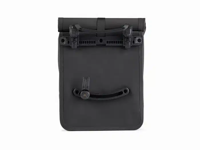 Schwarze Fahrradtasche (Pannier Bag) von Aeroe mit sichtbarem Rollverschluss und Befestigungsmechanismus am oberen Rand, sowie einer weiteren Halterung mittig auf der Vorderseite.