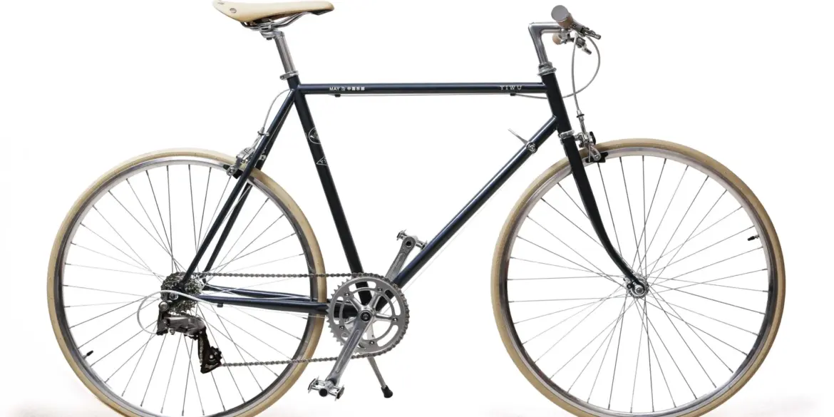 Seitenansicht eines dunkelblauen YIWU Night Blue Citybikes mit beiger Sattel und hellbraunen Reifen auf weißem Hintergrund