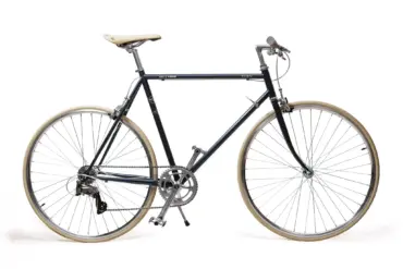 Seitenansicht eines dunkelblauen YIWU Night Blue Citybikes mit beiger Sattel und hellbraunen Reifen auf weißem Hintergrund