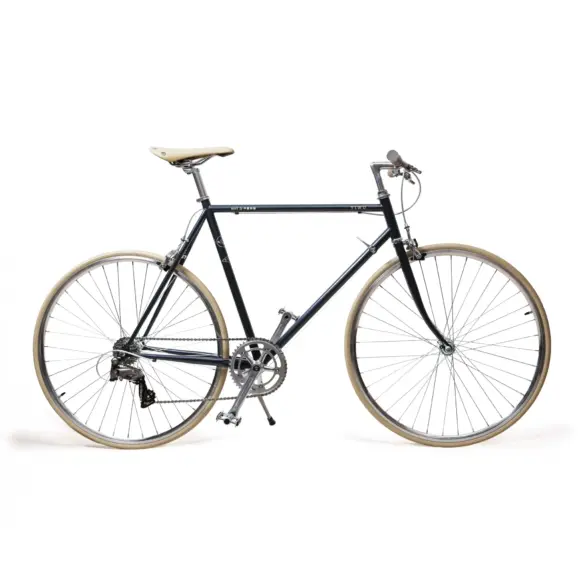 Seitenansicht eines dunkelblauen YIWU Night Blue Citybikes mit beiger Sattel und hellbraunen Reifen auf weißem Hintergrund