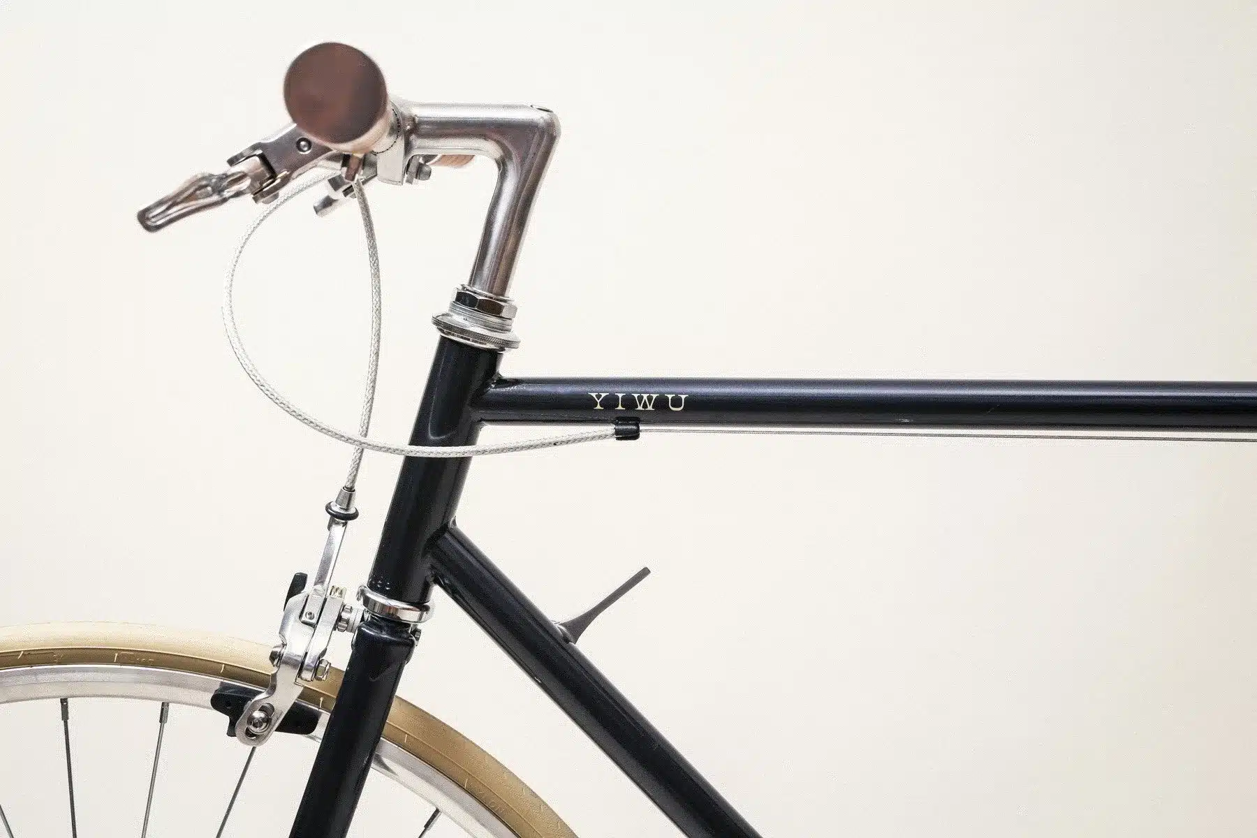 Detailansicht eines schwarzen YIWU Citybikes mit silbernem Lenker und Felge